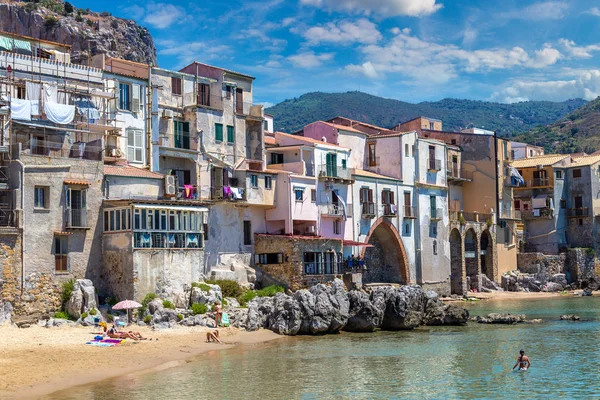 Plage de sable fin à Cefalu en Sicile — Photo