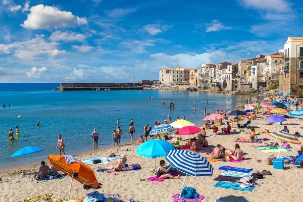 Playa de arena en Cefalu en Sicilia — Foto de Stock