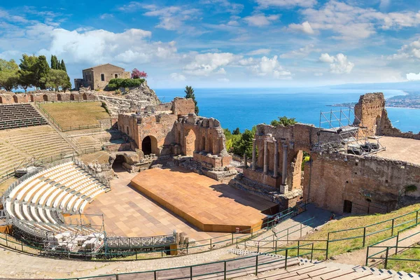 Давньогрецьким театром напрямку taormina — стокове фото