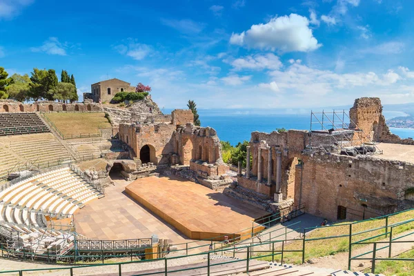 Давньогрецьким театром напрямку taormina — стокове фото