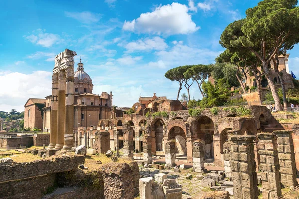 Antické ruiny fóra v Římě — Stock fotografie