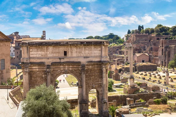 Reruntuhan kuno Forum di Roma — Stok Foto