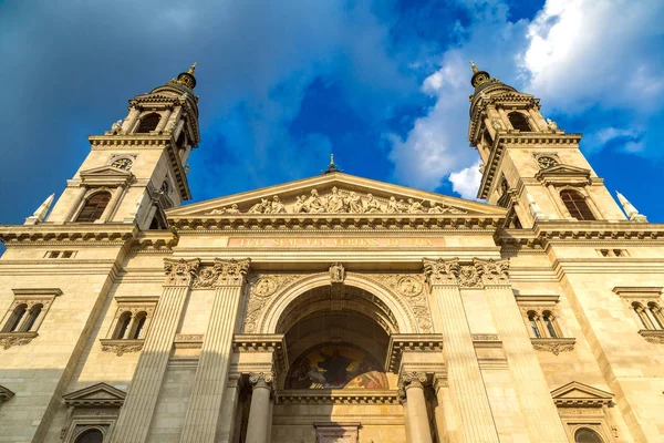 Boedapest en St. Stephen basiliek — Stockfoto