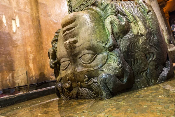 Cabeza de Medusa en la Cisterna Basílica — Foto de Stock