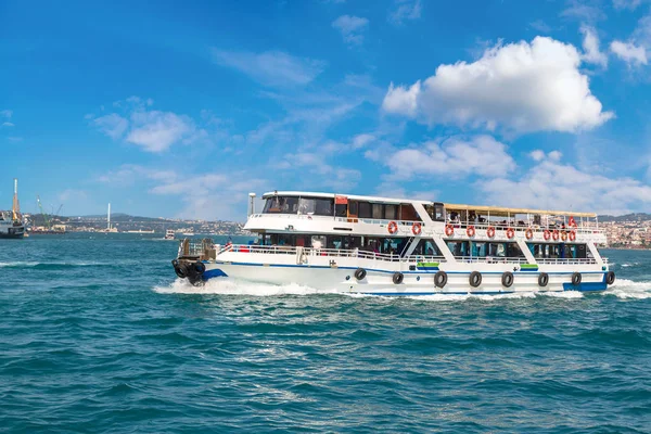 İstanbul 'da yolcu gemisi