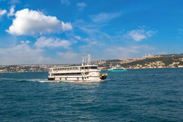 Navio de passageiros em Istambul — Fotografia de Stock