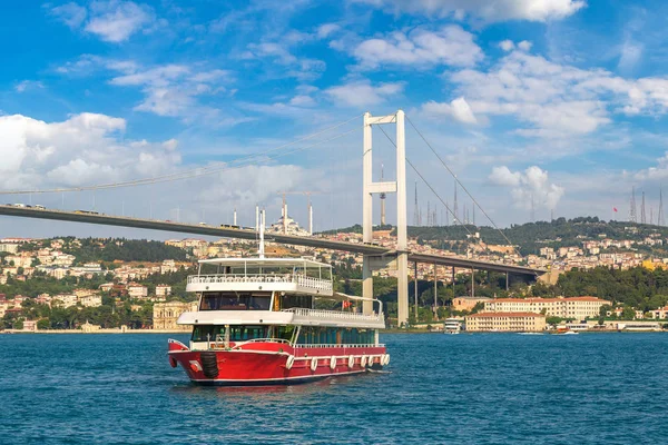 İstanbul 'da yolcu gemisi — Stok fotoğraf