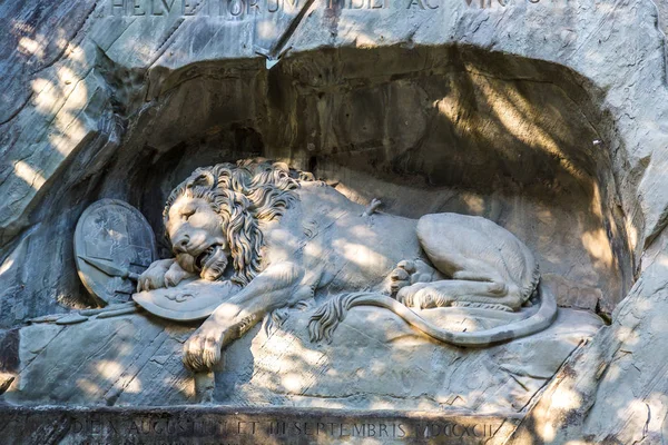 Памятник умирающему льву в Люцерне — стоковое фото