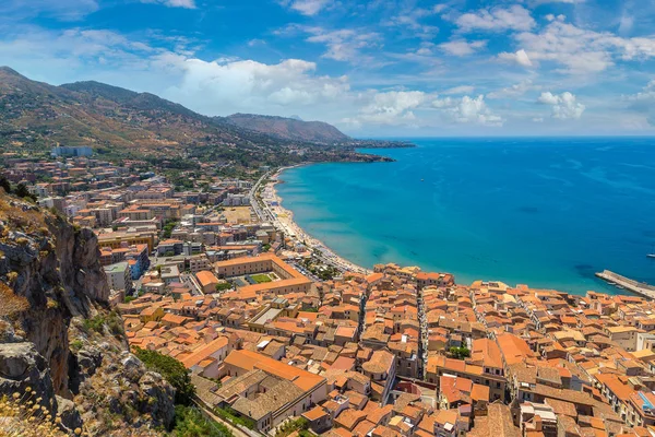 Luchtfoto van Cefalu stad op Sicilië — Stockfoto