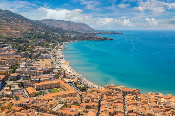 Sicilya Cefalu şehrin havadan görünümü