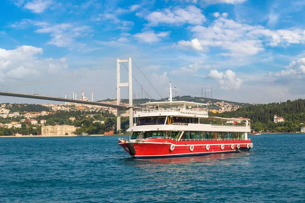 İstanbul 'da yolcu gemisi — Stok fotoğraf