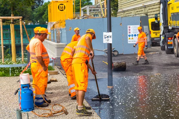 Bern içinde asfaltlama sırasında işçilerin