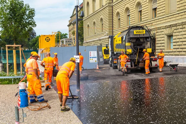 Workers during the asphalting in Bern — Stock Photo, Image
