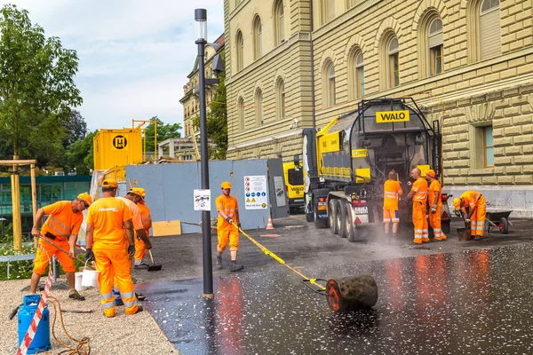 Bern içinde asfaltlama sırasında işçilerin