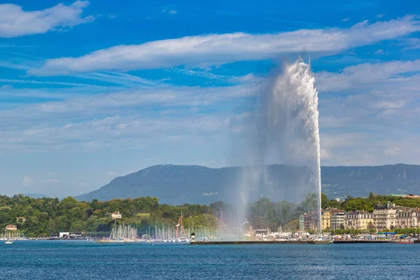 Женевське озеро та струменів фонтану в Женеві — стокове фото