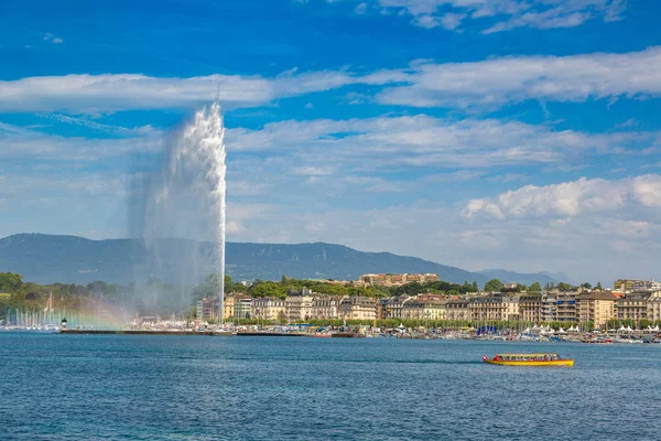 Nad Jeziorem Genewskim i fontanny Jet w Genewie — Zdjęcie stockowe