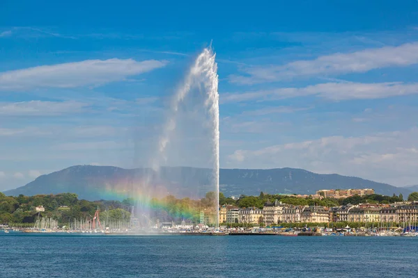 Ženevské jezero a fontánu Jet v Ženevě — Stock fotografie