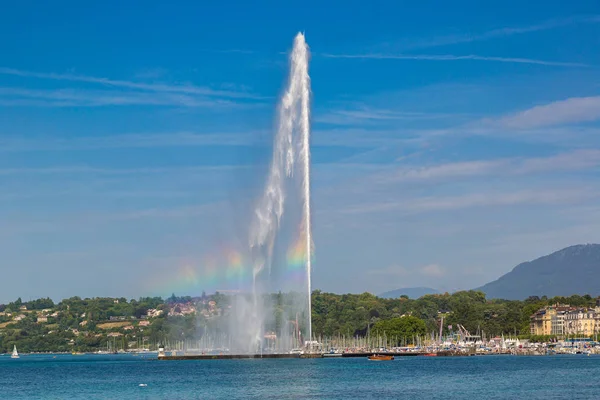 Nad Jeziorem Genewskim i fontanny Jet w Genewie — Zdjęcie stockowe
