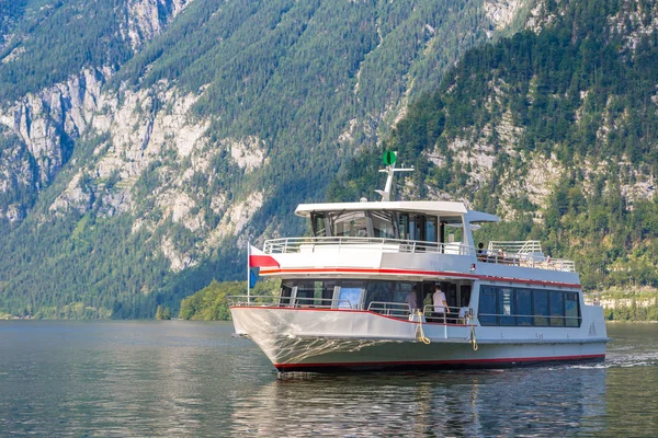 Ship on Hallstatt lake in Austria — Stock Photo, Image