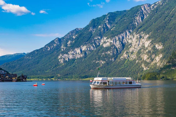 Navire sur le lac Hallstatt en Autriche — Photo