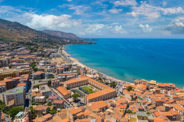 Sicilya Cefalu şehrin havadan görünümü