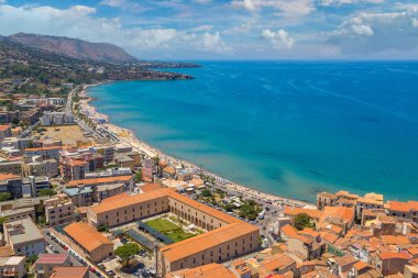 Sicilya Cefalu şehrin havadan görünümü