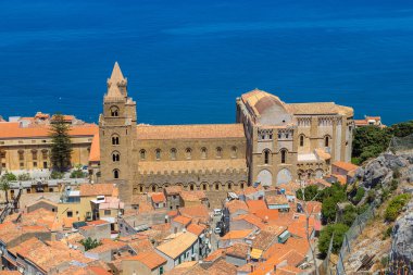 Sicilya Cefalu şehrin havadan görünümü