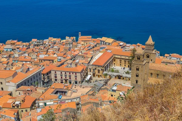Sicilya Cefalu şehrin havadan görünümü
