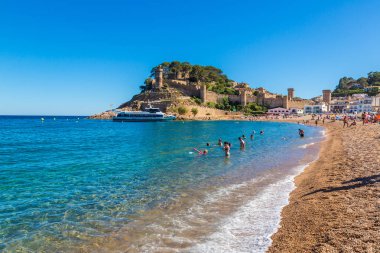 Tossa de Mar ve kale kumsalda