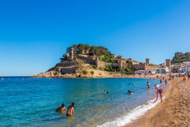 Tossa de Mar ve kale kumsalda