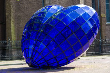 Mavi kalp heykel Delft