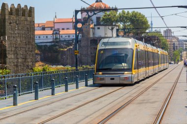 Porto modern metro tren