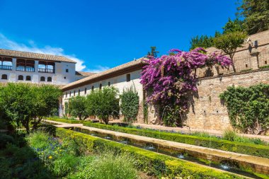 Çeşme ve Alhambra bahçelerinde
