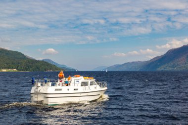 Loch Ness gölde tekne