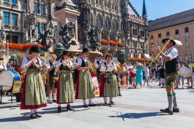 Müzik grubu geleneksel Bavyera giysileri