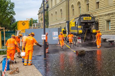Bern içinde asfaltlama sırasında işçilerin