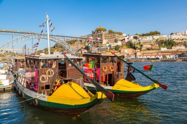 Turist tekneleri ve Porto Douro Nehri