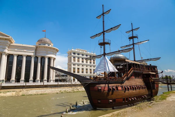 Segling-skeppsrestaurangen i Skopje — Stockfoto