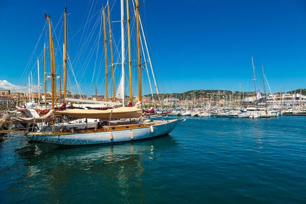 Yachts anchored in port — Stock Photo, Image