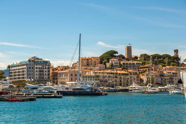 Yat limanında demirli