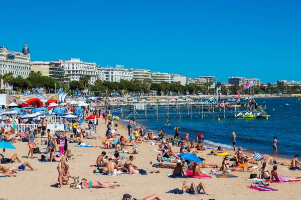 İnsanlar Cannes Beach