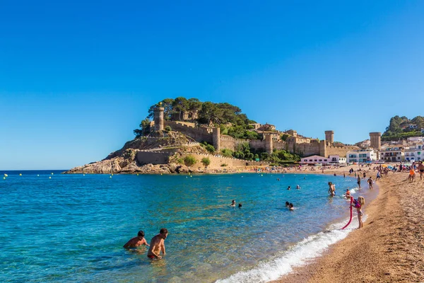 Playa en Tossa de Mar y fortaleza — Foto de Stock