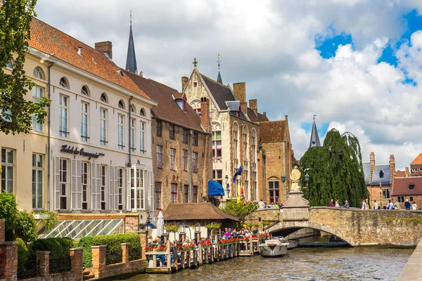 Bruges kanalda teknede turizm — Stok fotoğraf