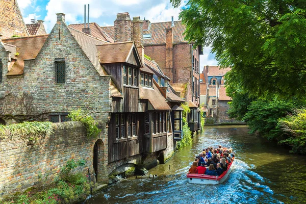 Bruges kanalda teknede turizm — Stok fotoğraf