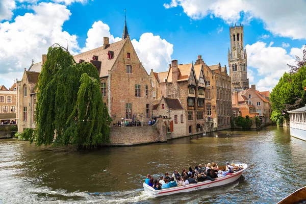 Bruges ve çan kulesinde kanal — Stok fotoğraf