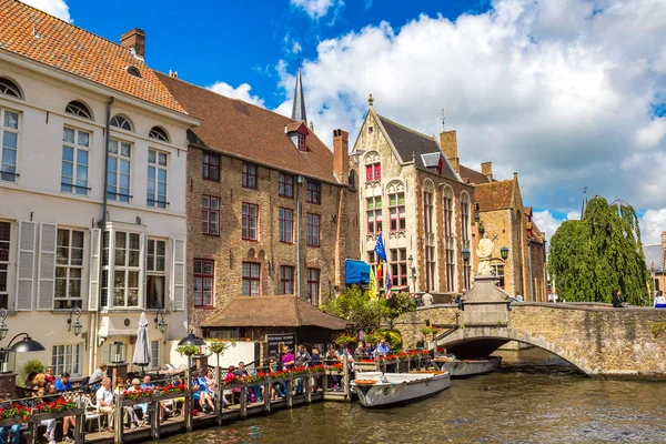 Bateau touristique sur le canal de Bruges — Photo