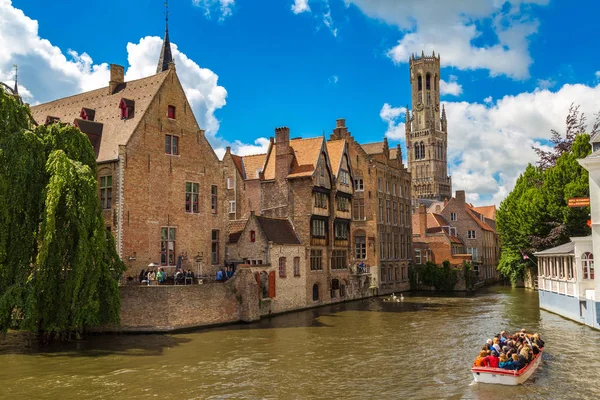 Bruges ve çan kulesinde kanal