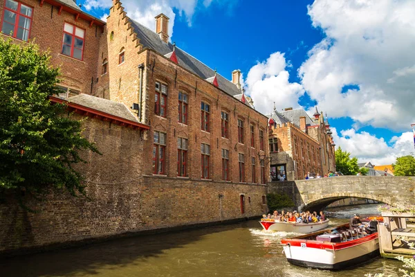 Bruges kanalda turistik gemilerde — Stok fotoğraf