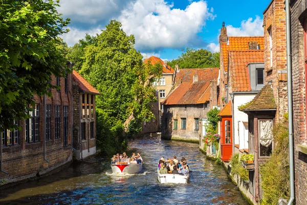 Touristenboote auf Kanal in Brügge — Stockfoto