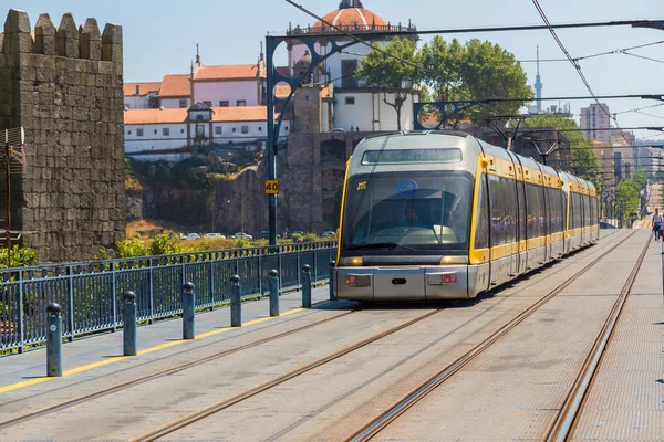 Trem moderno do metro no Porto — Fotografia de Stock